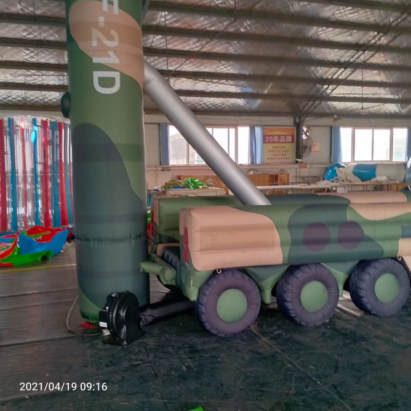 东乡军事演习中的充气目标车辆：模拟发射车雷达车坦克飞机
